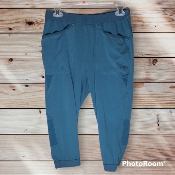 Under Armour Pants - Under Armour loose cropped Capri pants size small hiking exploring blue …​